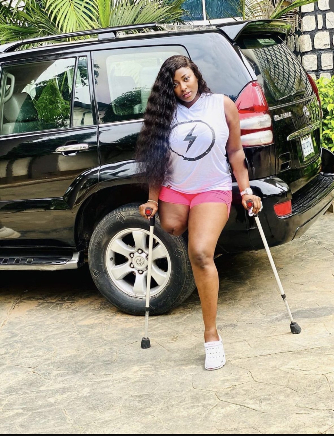 Amputee Nollywood actress and dancer Doris Samuel Akonanya has stated that many men go into relationships with her out of pity