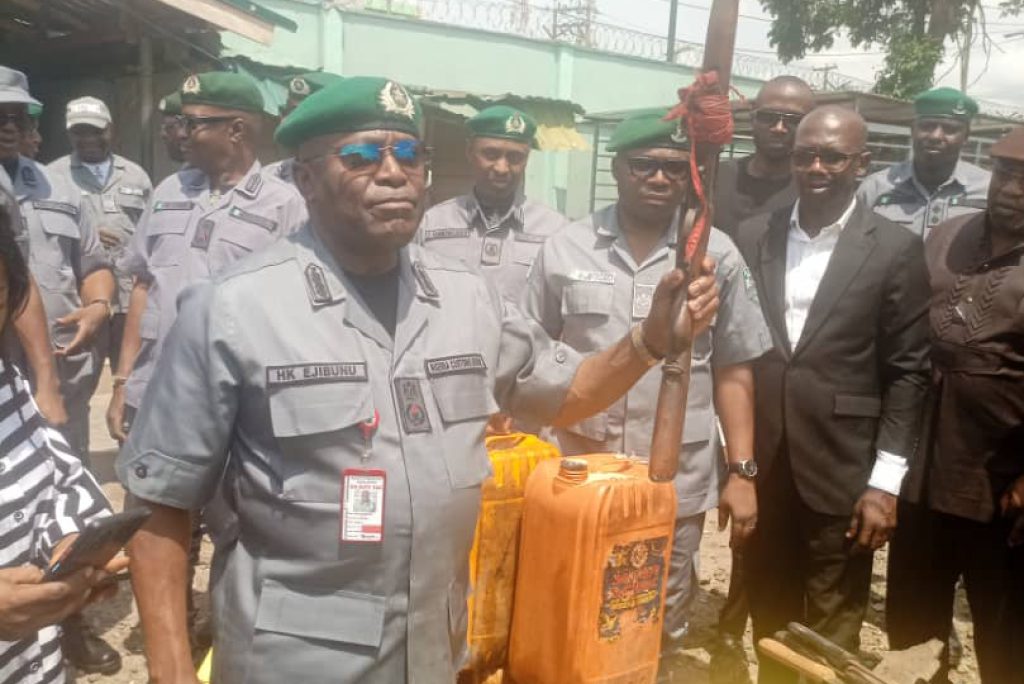 Customs confiscate 1,464 bags of food intended for Benin Republic.