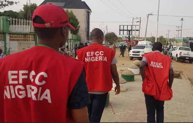 EFCC is considering prosecuting 300 individuals involved in forex racketeering.