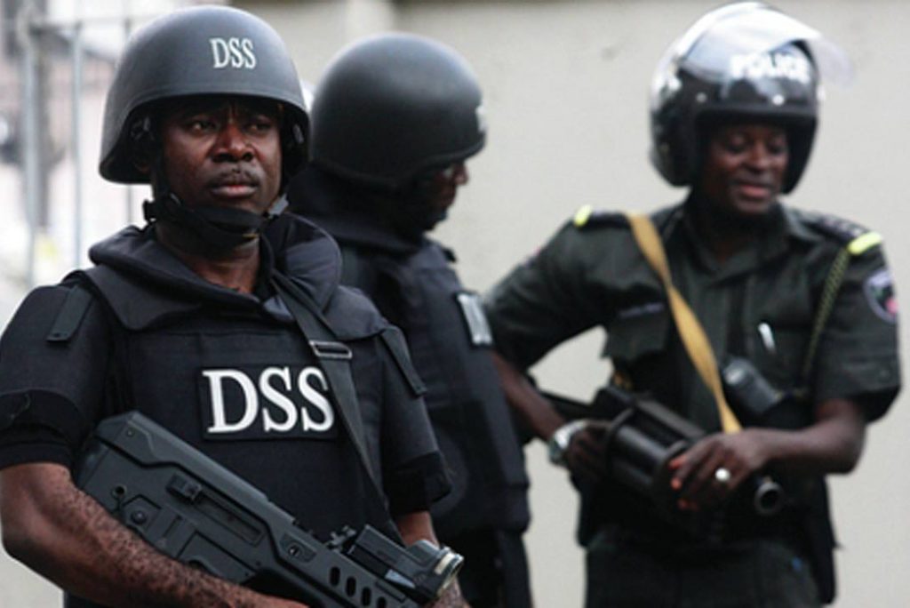 The Department of State Services (DSS) stormed an Ogun court, defying the judge’s caution, and arrested the defendants.