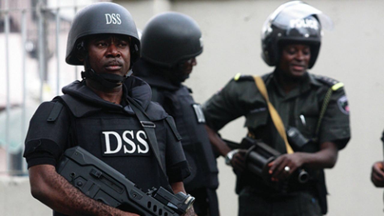 The Department of State Services (DSS) stormed an Ogun court, defying the judge’s caution, and arrested the defendants.